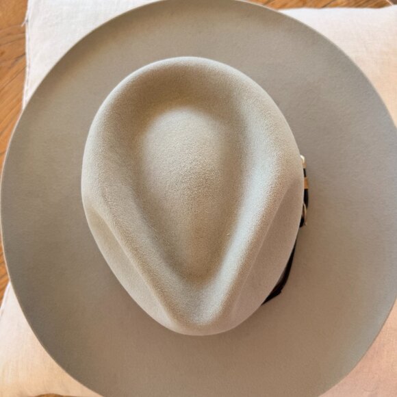 Burns Custom Hat with Sterling Silver Open Flat Silver Belly in Natural - Picture 2 of 3